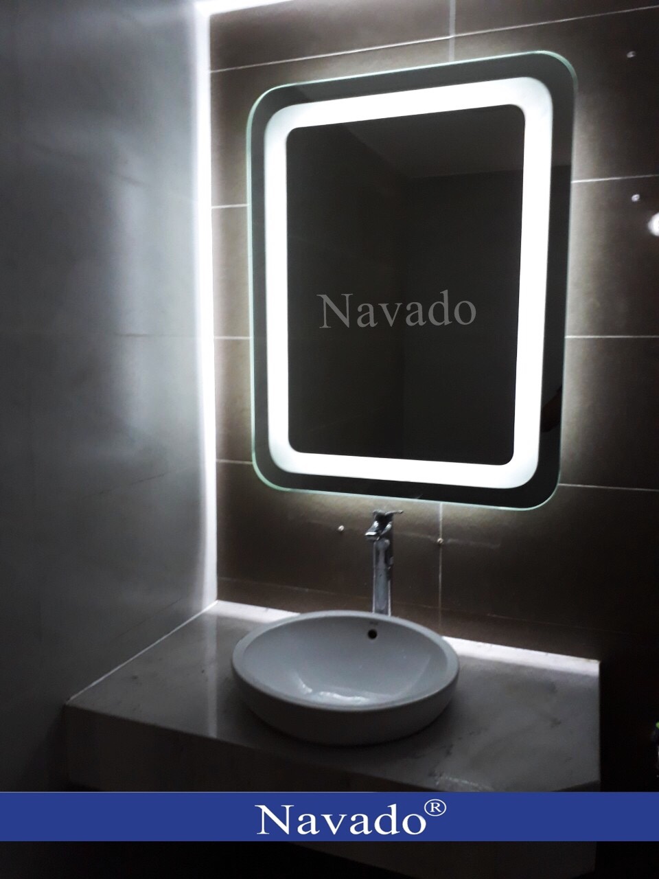 Tận hưởng những khoảnh khắc tuyệt vời trong phòng tắm của mình với gương phòng tắm led hắt Navado. Sản phẩm này mang lại không gian sáng tạo và hiện đại cho ngôi nhà của bạn. Với độ bền và chất lượng tốt, bạn có thể yên tâm sử dụng sản phẩm này trong thời gian dài.