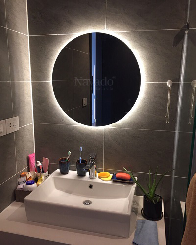 Đèn hắt gương nhà tắm LED treo tường - Đèn LED hắt gương treo tường sẽ mang lại không gian tắm rực rỡ và hiện đại. Với ánh sáng LED trắng sáng, bạn sẽ không còn phải lo lắng về ánh sáng yếu khi tắm. Và với kiểu dáng treo tường, giúp bạn tiết kiệm diện tích trong phòng tắm, đồng thời tạo ra một không gian hiện đại và tinh tế.