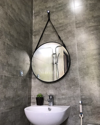 Gương phòng tắm tròn bọc da đen Navado: Với thiết kế tròn và bọc da đen, gương phòng tắm Navado này sẽ mang đến cho bạn một không gian tắm đúng nghĩa \