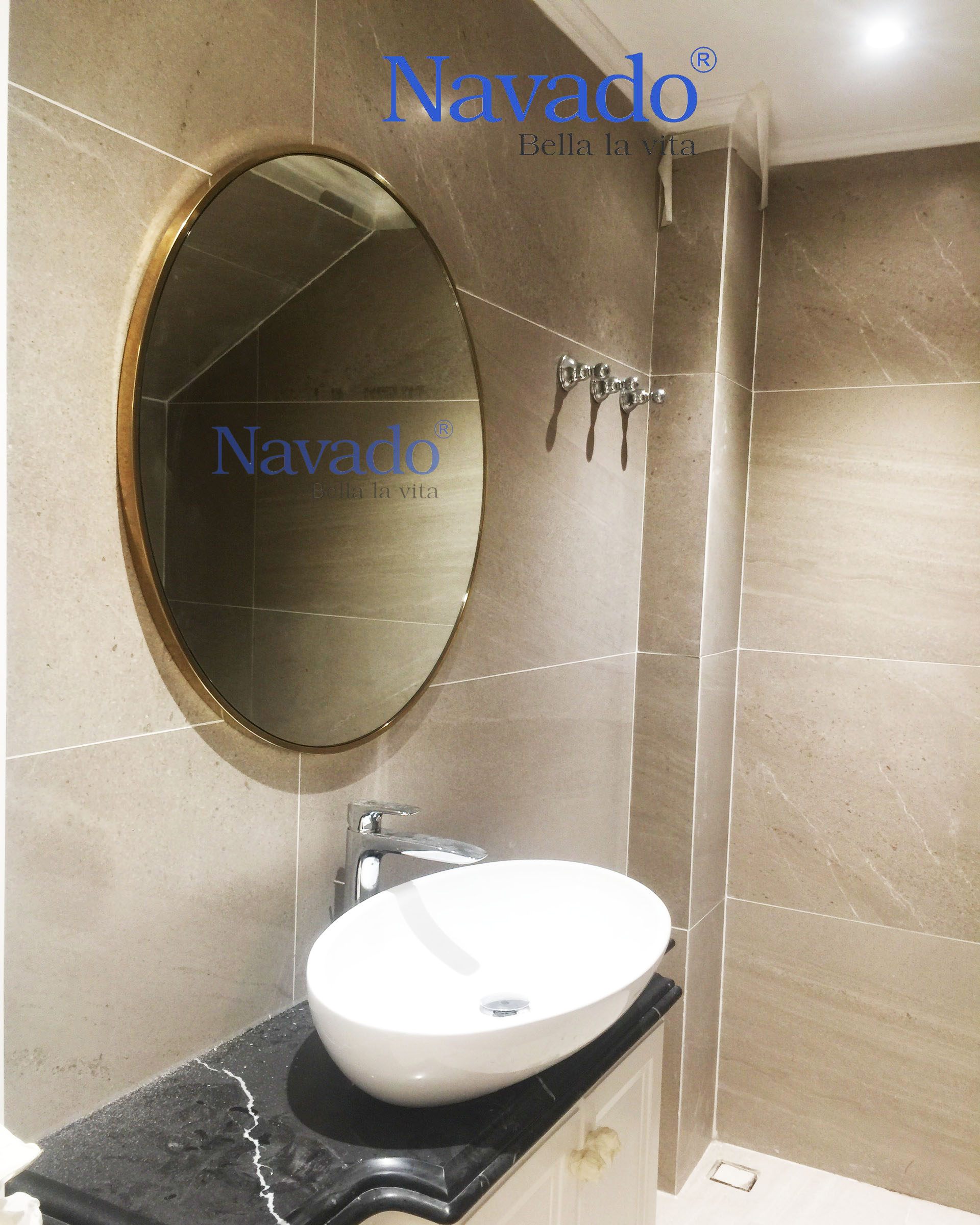 Gương tròn viền Inox vàng: Nếu bạn đang tìm kiếm gương phòng tắm với thiết kế đẳng cấp và sáng tạo, thì gương tròn viền Inox vàng là một lựa chọn hoàn hảo. Với đường viền vàng chất lượng cao, sản phẩm này mang đến cho không gian phòng tắm của bạn một phong cách thiết kế hiện đại và đầy cá tính.