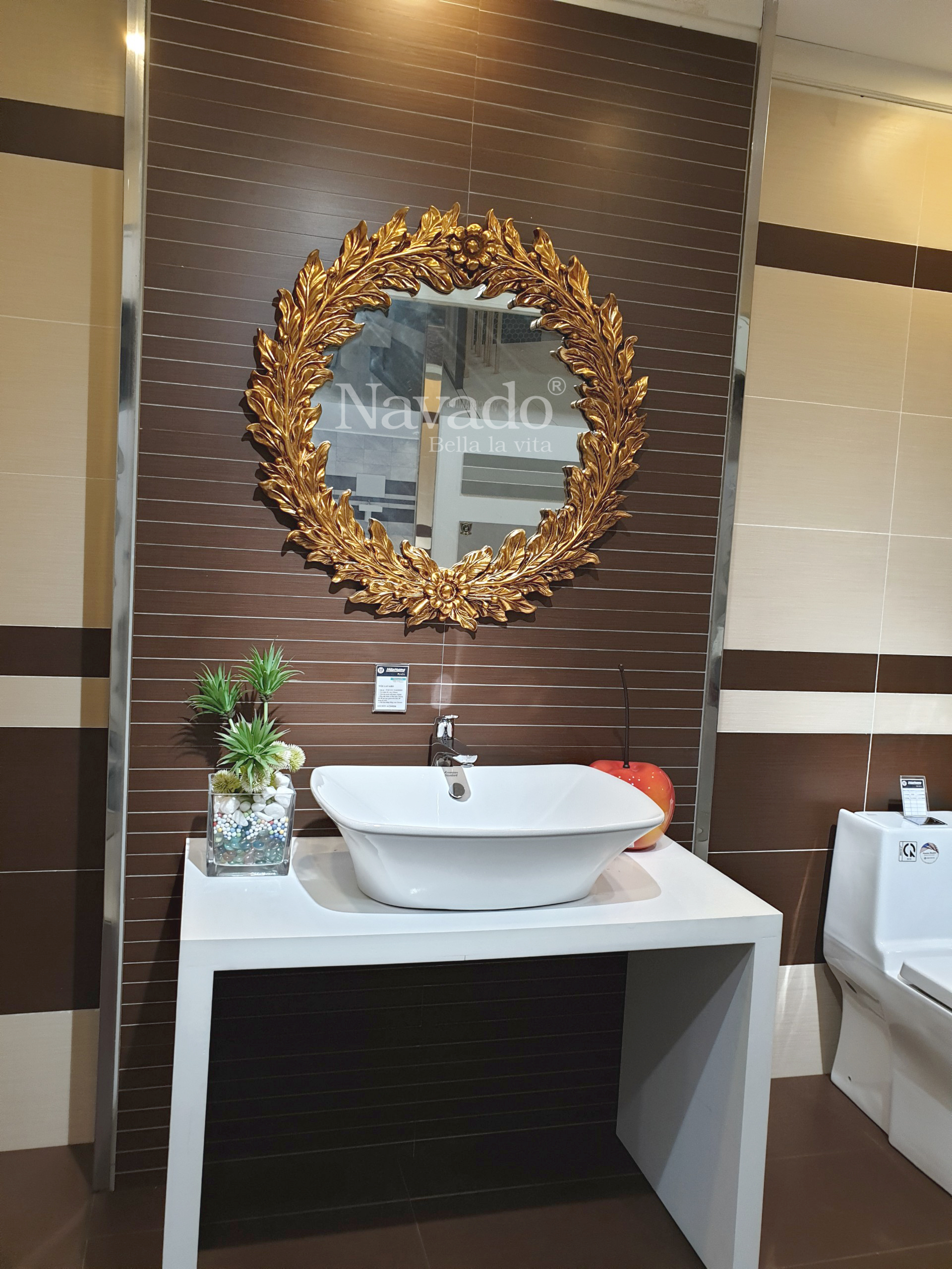 Bạn đang tìm kiếm một chiếc gương tròn treo dây da cao cấp để trang trí cho phòng tắm của mình? Hãy tham khảo sản phẩm gương tròn Navado