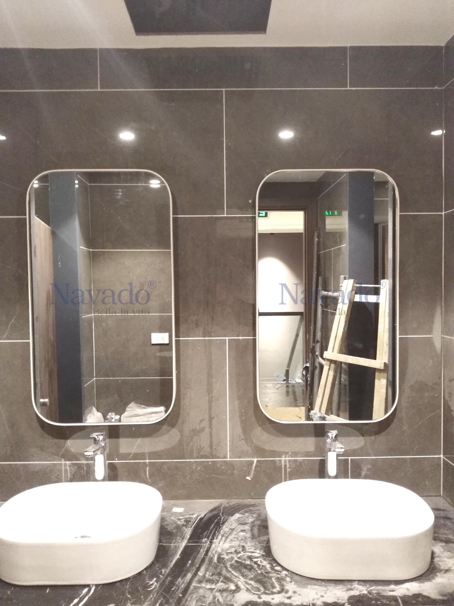Khung chữ nhật màu trắng kem đẹp mắt, gương phòng tắm Navado này sẽ chắc chắn làm cho phòng tắm của bạn trở nên bắt mắt hơn. Với chất liệu cao cấp và thiết kế đặc biệt, chiếc gương này sẽ trở thành lựa chọn hoàn hảo cho không gian của bạn.