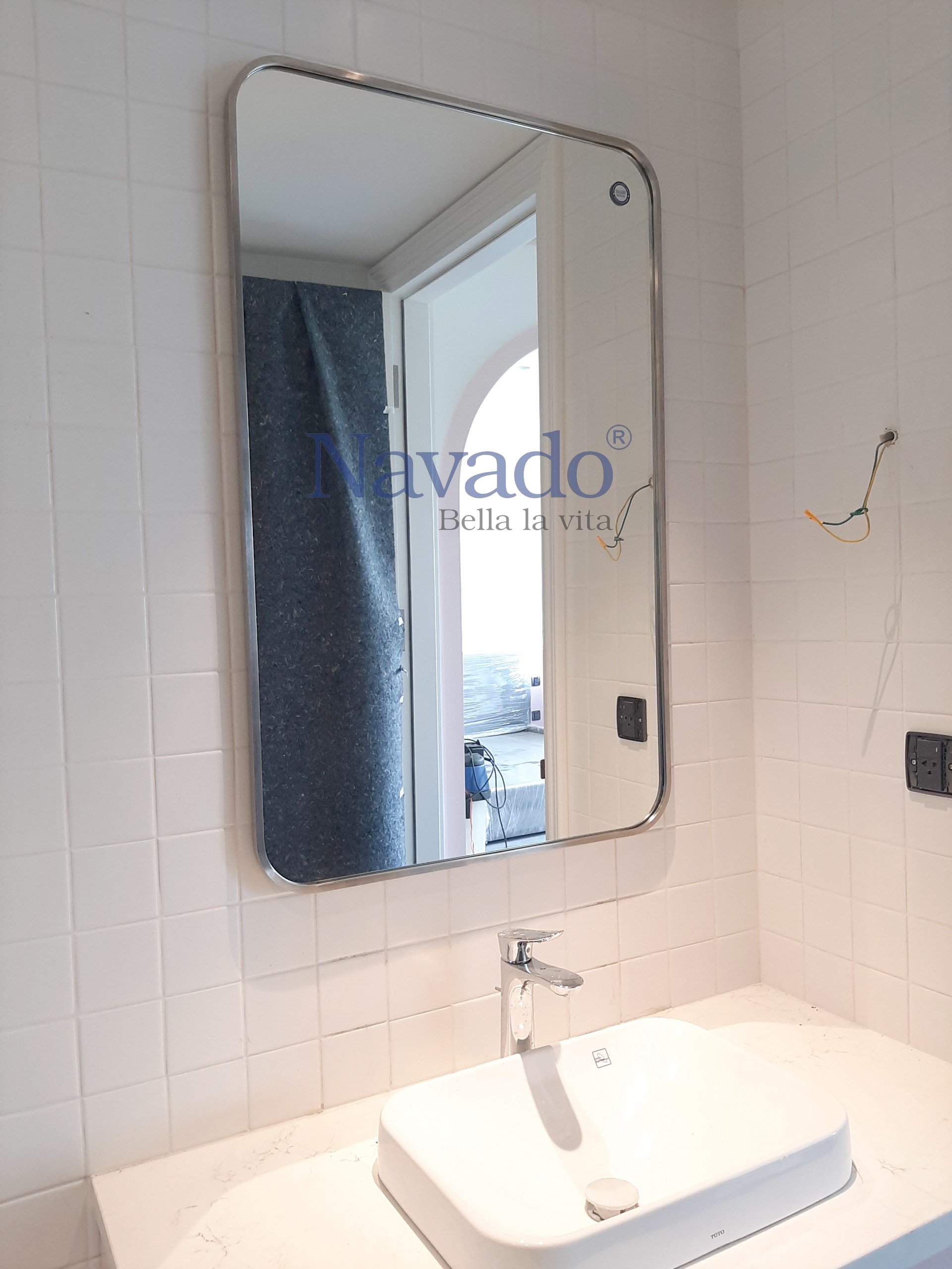 Gương inox mạ bạc phòng tắm: Sử dụng chiếc gương inox mạ bạc trong phòng tắm của mình, bạn sẽ được trải nghiệm không gian phòng tắm hiện đại và tiện nghi. Với sự kết hợp giữa inox và bạc cùng với sự chống ăn mòn, chiếc gương inox của bạn sẽ tạo điểm nhấn cho không gian phòng tắm của bạn.