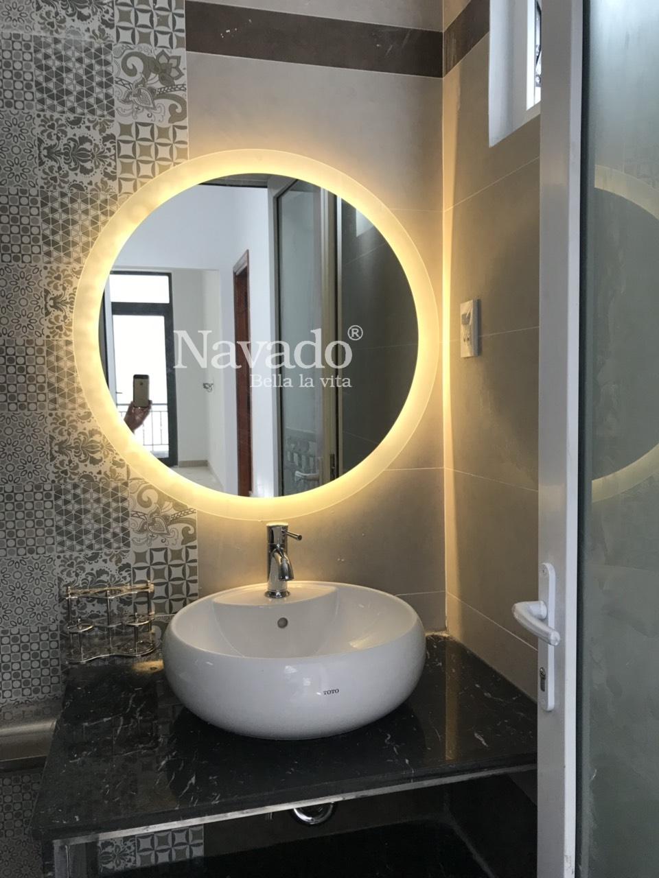 Tròn viền LED, viền sáng treo tường nhà tắm Navado là sản phẩm cực kỳ ấn tượng để tạo nên một không gian sống hoàn hảo. Với màu sắc đa dạng và sáng tạo, sản phẩm sẽ đem lại cho bạn cảm giác vô cùng tươi mới và hiện đại. Hãy đến với Navado để tạo nên một không gian sống tiện nghi và hiện đại nhất.