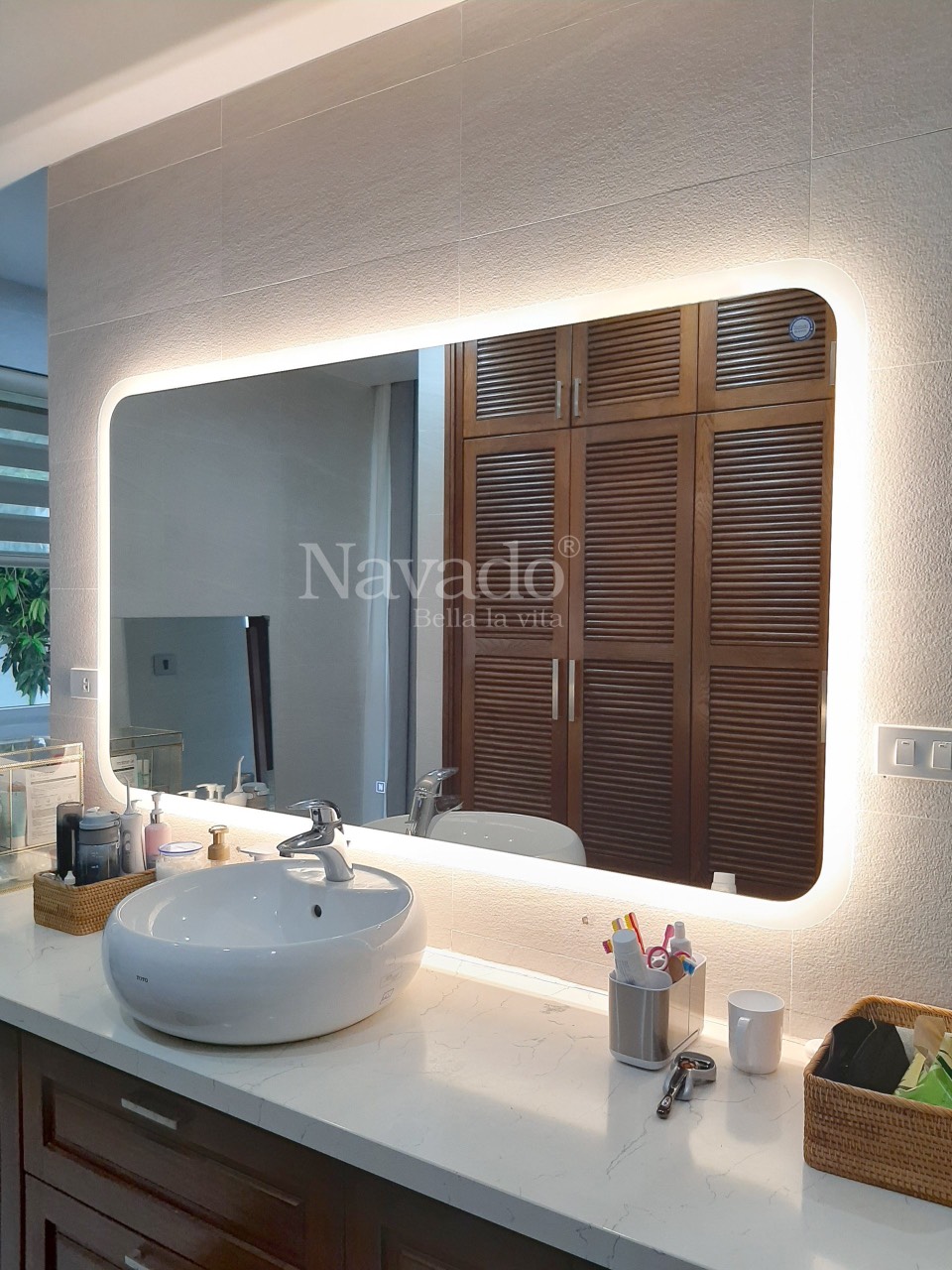 Gương phòng tắm hình chữ nhật LED hắt sẽ làm bạn trầm trồ với ánh sáng tuyệt đẹp của nó. Thiết kế độc đáo này sẽ đem lại không gian hiện đại và đầy sức sống cho phòng tắm của bạn. Hãy xem ảnh để cảm nhận sự độc đáo của chiếc gương này và những ánh sáng đẹp mắt mà nó mang lại.