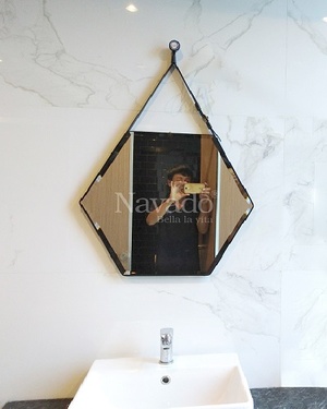 Gương dây da lục giác treo tường phòng tắm hiện đại