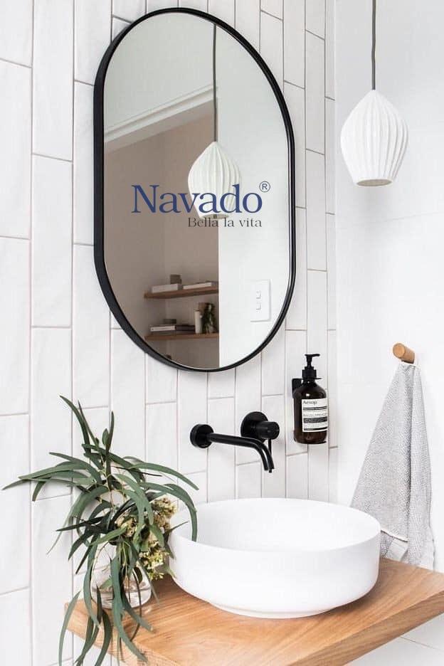 Gương phòng tắm viền thép mang phong cách công nghiệp cá tính