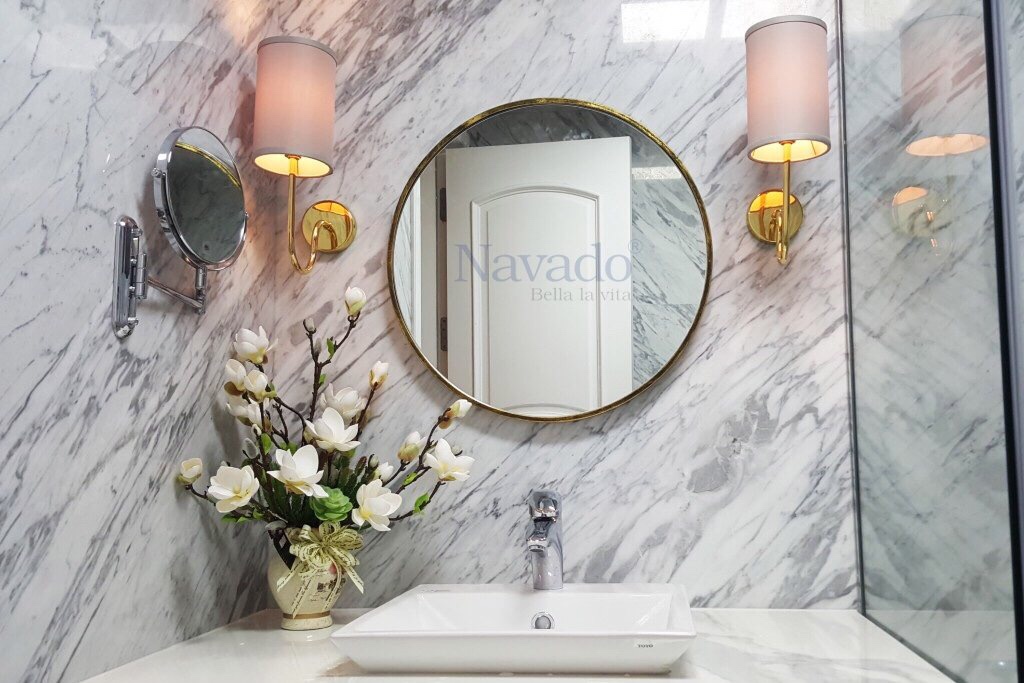 Navado mirror metal frame with shiny gold